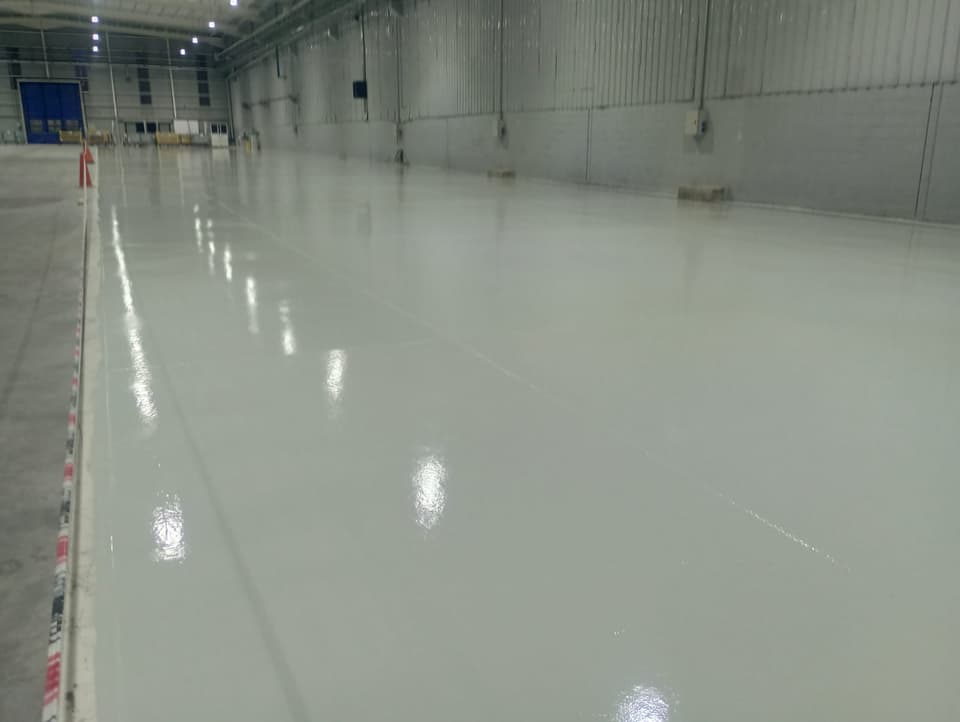 Recubrimiento epoxi de pisos aplicado en obra real de Comar Pinturas, foto 3