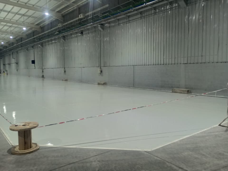 Recubrimiento epoxi de pisos aplicado en obra real de Comar Pinturas, foto 4