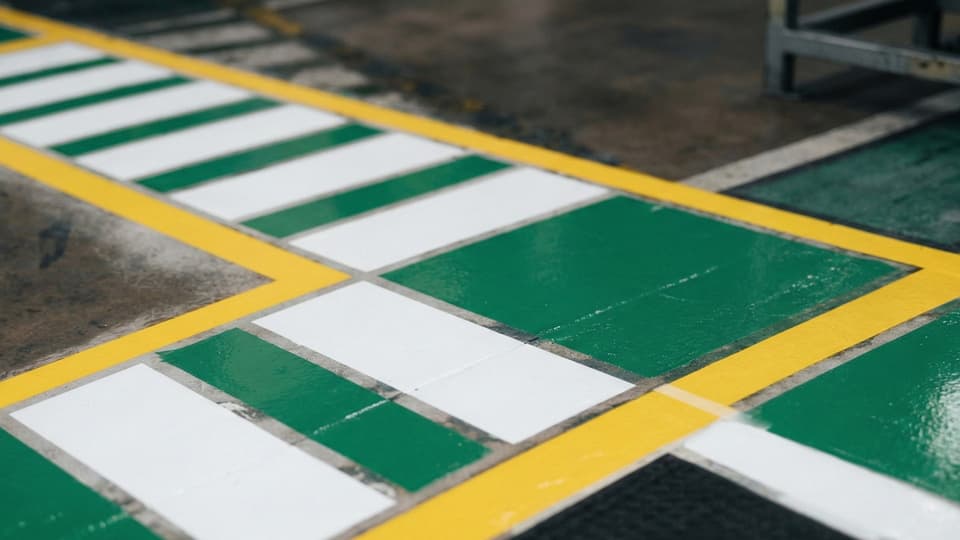Demarcación industrial de sendas y sectores aplicada por Comar Pinturas