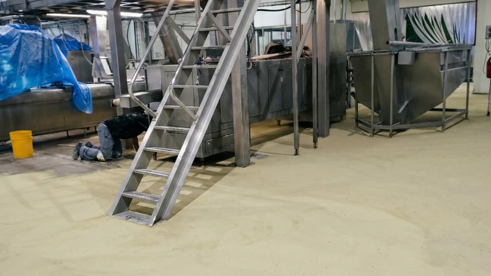 Mortero epoxi de alto espesor aplicado en planta industrial por Comar Pinturas