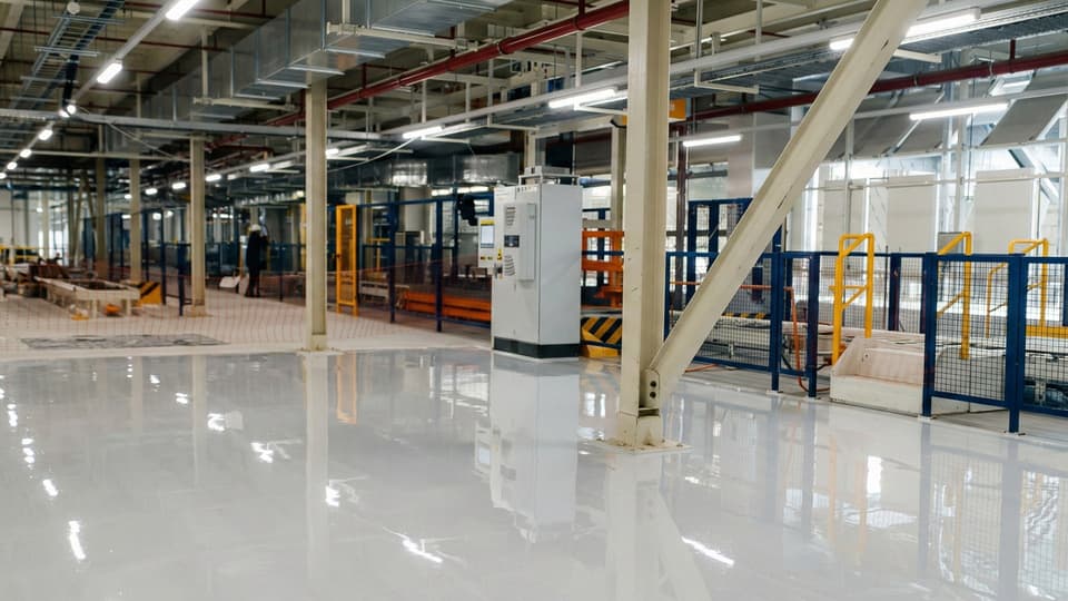 Piso industrial con recubrimiento epoxi de altos sólidos aplicado por Comar Pinturas
